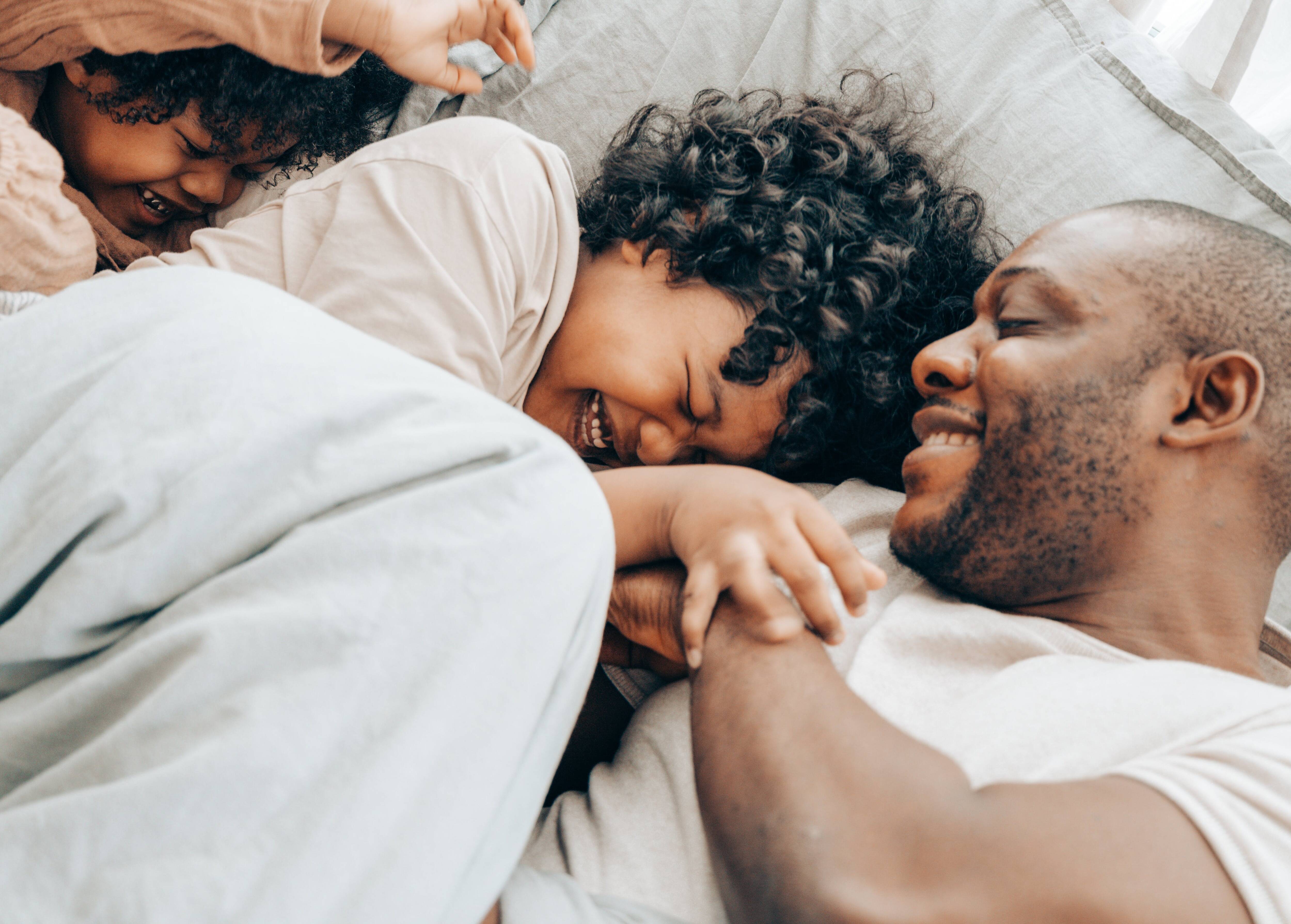 Familie im Bett